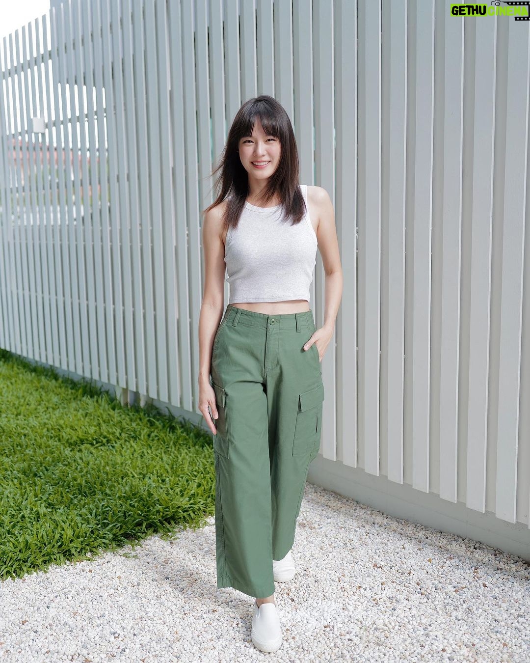 Ungsumalynn Sirapatsakmetha Instagram - Bra Top เสื้อพร้อมบราในตัว สวยครบจบในตัวเดียว จาก @Uniqlothailand ตัวนี้เลยค่ะ ชอบมากกก เพราะใส่ง่าย ใส่สบาย แมตช์ได้หลากหลายสไตล์ จะเอามาจับคู่กับกางเกงคาร์โก้แบบนี้ก็ได้ หรือจะครีเอทเป็นแนวที่ตัวเองชอบก็เวิร์คค่ะ! มีหลายสีให้เลือกด้วยน๊า ไปลองกันได้ที่ UNIQLO ทุกสาขาเลย #UniqloThailand #AmericanSleeveCroppedBratop #WideStraightCargoPants