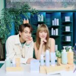 Ungsumalynn Sirapatsakmetha Instagram - 🧡💚ควงพี่แดนมาอวดผิวสวยสุขภาพดี ด้วยจีแอนด์เอช ใหม่! เค้าเปิดตัวไลน์บอดี้แคร์สูตรวีแกนทั้งกลุ่มเลย แพคเกจน่ารัก สีพาสเทล กลิ่นหอมละมุน ถูกใจแพทตี้มาก 🥰เลยเลือกให้พี่แดนใช้ด้วยกันไปเลย ส่วนผสมอ่อนโยนต่อผิวเรา เพราะมาจากพืชธรรมชาติแพลนท์เบส ไม่มีส่วนผสมจากสัตว์ ผ่านการทดสอบการแพ้ด้วย มีหลายตัวให้เลือกใช้ ครบทั้งการทำความสะอาดและบำรุงผิวเลย 😍 #ghVegan #ผิวดีวีแกน #AmwayPlantBased #AmwayThailand