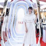 Ungsumalynn Sirapatsakmetha Instagram - มีใครที่นอนไม่พอ แล้วสังเกตเห็นว่าใบหน้าจะมีความหมองคล้ำสีเหลืองๆกันบ้างคะ แต่ไม่ต้องห่วง วันนี้แพทมีคำตอบให้ค่ะ ⭐️ ทาง SK-II เค้าพึ่งเปิดตัว GenOptics Ultraura Essence ใหม่ ที่ทำให้ใบหน้าดูสว่างกระจ่างใส ช่วยลดเลือนความหมองคล้ำ โดยเฉพาะ yellowish skin clouds ที่เกิดจากการนอนดึก ซึ่งตอบโจทย์คนนอนน้อยสุดๆ แพทเลยอยากชวนทุกคนมาอวดผิวออร่าเปล่งประกายกับงาน Pop-up เปิดตัวไบรท์เทนนิ่งเอ็สเซ็นส์ใหม่นี้ที่ห้างเซ็นทรัลลาดพร้าว ตั้งแต่วันนี้จนถึง 30 มีนาคม 2566 กันค่ะ 💖แพทพึ่งแวะไปมา บอกเลยว่าห้ามพลาดจริงๆ ! หาซื้อสินค้าได้แล้วทั้งออนไลน์และเคาน์เตอร์ SK-II ทั่วประเทศไทย ต้องมีกันแล้วนะคะ 🥰 #skiipartner #PITERA #GUE #100carataura