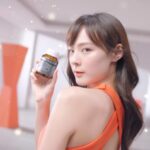 Ungsumalynn Sirapatsakmetha Instagram - #แพทตี้ไม่ต้องทวง ทวงคืนขวดนี้ดีกว่าค่ะ Amsel Zinc Plus Vitamin Premix กับหลากหลายคุณประโยชน์ ที่คัดมาเพื่อคนรักสุขภาพโดยเฉพาะ ตัวช่วยดีๆ ที่ช่วยคุณดูแลได้ทั้งเรื่องผิวและเรื่องสิว ✨ มีส่วนช่วยให้ ผิว ผม และ เล็บ แข็งแรงมากยิ่งขึ้น ✨ ลดความมันบนใบหน้า ✨ ลดโอกาสเกิดสิวอักเสบและสิวอุดตัน ✨ กระตุ้นการสร้างคอลลาเจนและการหลั่งของโกรทฮอร์โมน ✨ ช่วยให้ร่างกายดูดซึมวิตามิน A B และ D ได้ดียิ่งขึ้น แพทตี้เลือกขวดนี้ มี Zinc ปิ๊งเลย! สุขภาพดีทุกวันไปกับ Amsel ❤️ -—————————— ช้อปได้ทาง ONLINE และร้านค้าหรือร้านขายยาชั้นนำทั่วประเทศ LINE@ : @amsel หรือ line.me/ti/p/@amsel Shopee : https://bit.ly/3vUOpbZ Lazada : https://bit.ly/3Jcaary และช่องทางสั่งซื้อด้วยตัวเองได้ที่ : https://bit.ly/36lWdJ5 #Amsel #ดูแลสุขภาพ #อาหารเสริม