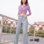 Ungsumalynn Sirapatsakmetha Instagram - ใส่ยีนส์บ้างอะไรบ้างงงง 🤩 ขอเปลี่ยนสไตล์นิด ลุคนี้แพทเลือก Baggy Jeans จากยูนิโคล่ตัวนี้เลยย เค้าเป็นกางเกงยีนส์ทรงสวย ขาปล่อย มีสไตล์ แมทช์ง่ายใส่แล้วเข้าได้กับเสื้อหลายแบบหลายโอกาส แต่งยังไงก็ได้ลุคปังๆ สายฝอสายเกาได้ก็เอาอยู่ ใครชอบใส่ยีนส์นี่ยังไงก็ต้องมีไว้เลยน้าาา ตัวนี้วางขายแล้วนะคะ ไปช้อปกันได้ที่ >> @Uniqlothailand #UNIQLOJeans #ยีนส์ที่ดีต้องดีทุกมุม #LookGoodInGoodJeans