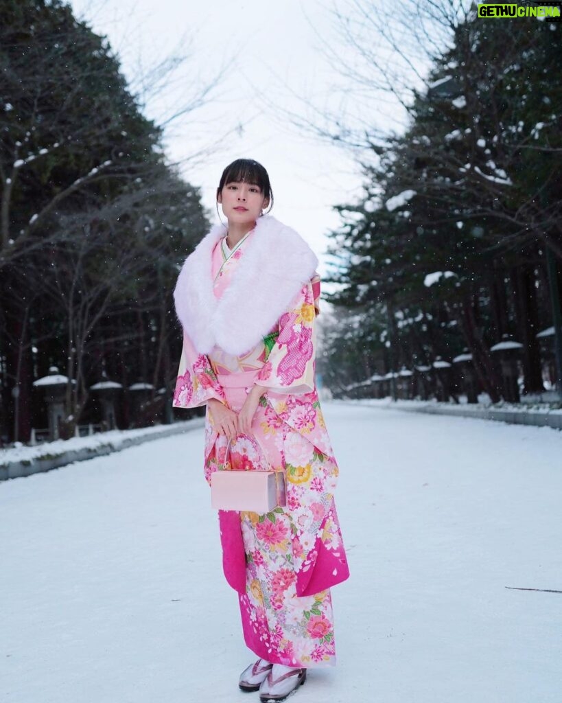 Ungsumalynn Sirapatsakmetha Instagram - กิโมโนมีหลายชั้น แต่เธอนั้นต้องมีชั้นคนเดียว🤭👘❄️🌸 #danpattiehoneymoon 北海道神宮 / HOKKAIDO-JINGU