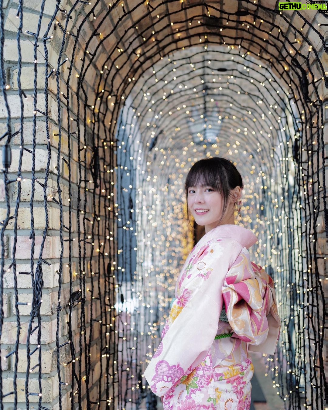 Ungsumalynn Sirapatsakmetha Instagram - ใกล้จะสิ้นปีแล้ว ขอให้ทุกคนแฮปปี้สว่างไสวดั่งดวงอาทิตย์ไปเลยน๊า ส่วนใครไม่ได้ไปเที่ยวไหน ก็ตามมาเที่ยวกับแพทได้พรุ่งนี้เจอกันในช่องแดนแพทตี้นะก๊ะ☺️ 白い恋人パーク / Ishiya Chocolate Factory