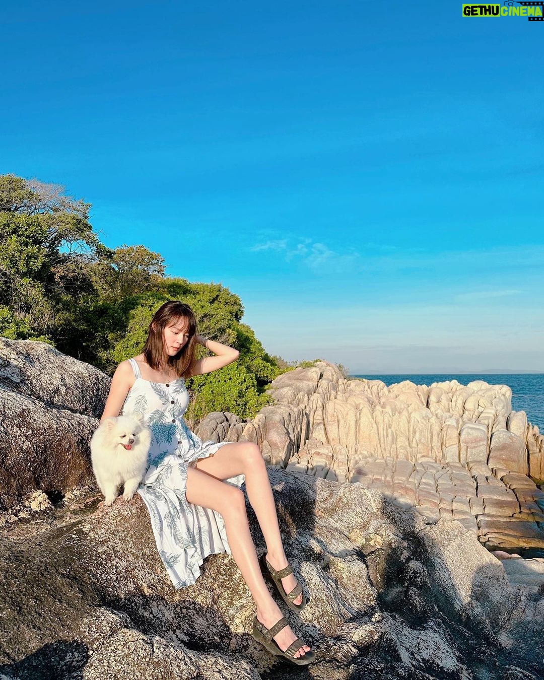 Ungsumalynn Sirapatsakmetha Instagram - แฮปปี้👧🏻🐶🌿 Koh Munnork Private Island