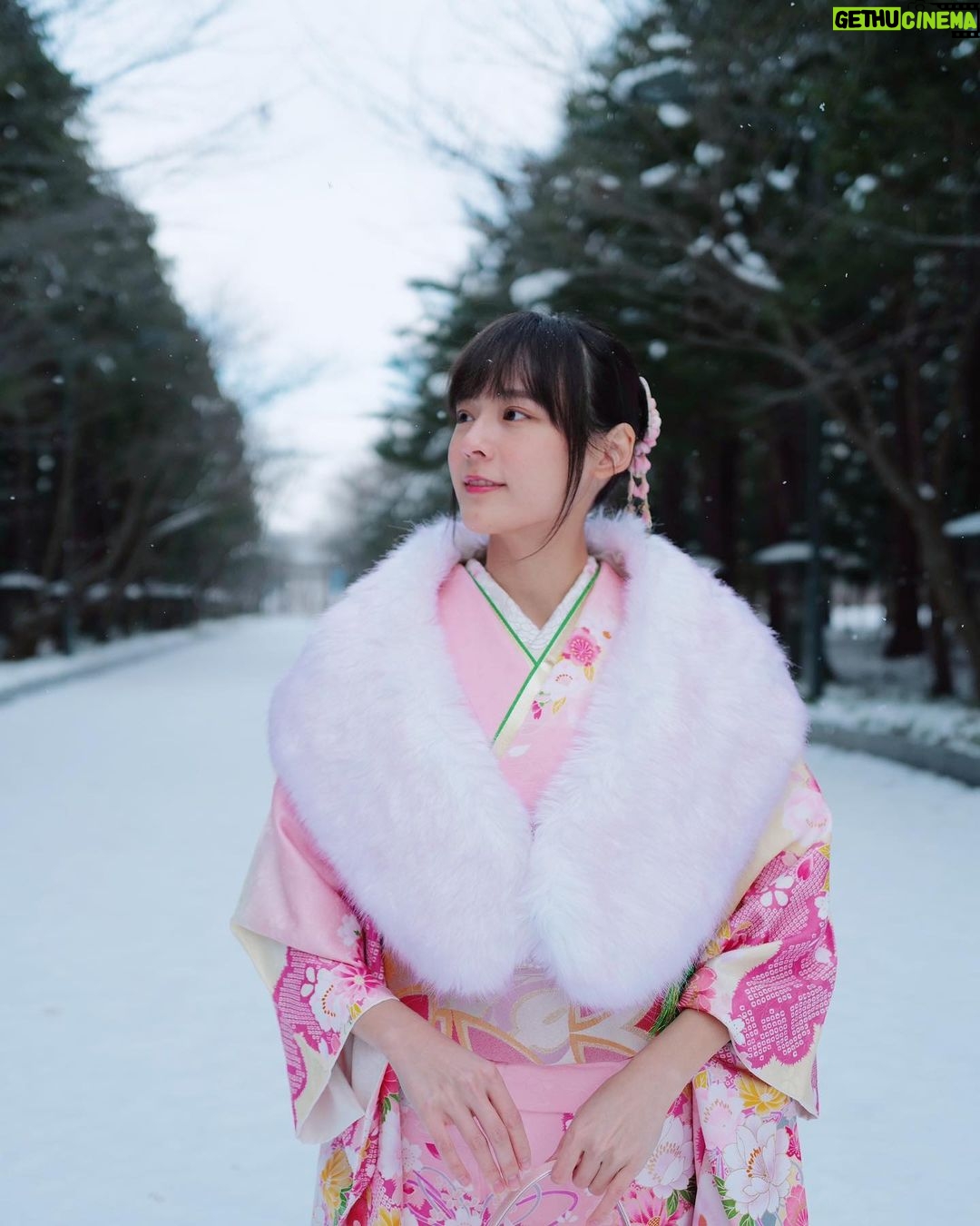 Ungsumalynn Sirapatsakmetha Instagram - กิโมโนมีหลายชั้น แต่เธอนั้นต้องมีชั้นคนเดียว🤭👘❄️🌸 #danpattiehoneymoon 北海道神宮 / HOKKAIDO-JINGU