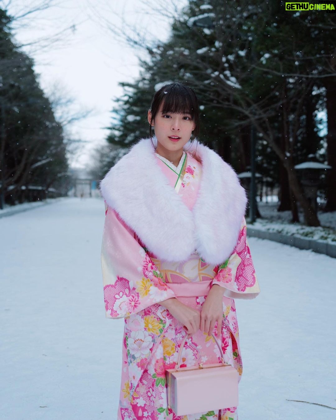 Ungsumalynn Sirapatsakmetha Instagram - กิโมโนมีหลายชั้น แต่เธอนั้นต้องมีชั้นคนเดียว🤭👘❄️🌸 #danpattiehoneymoon 北海道神宮 / HOKKAIDO-JINGU