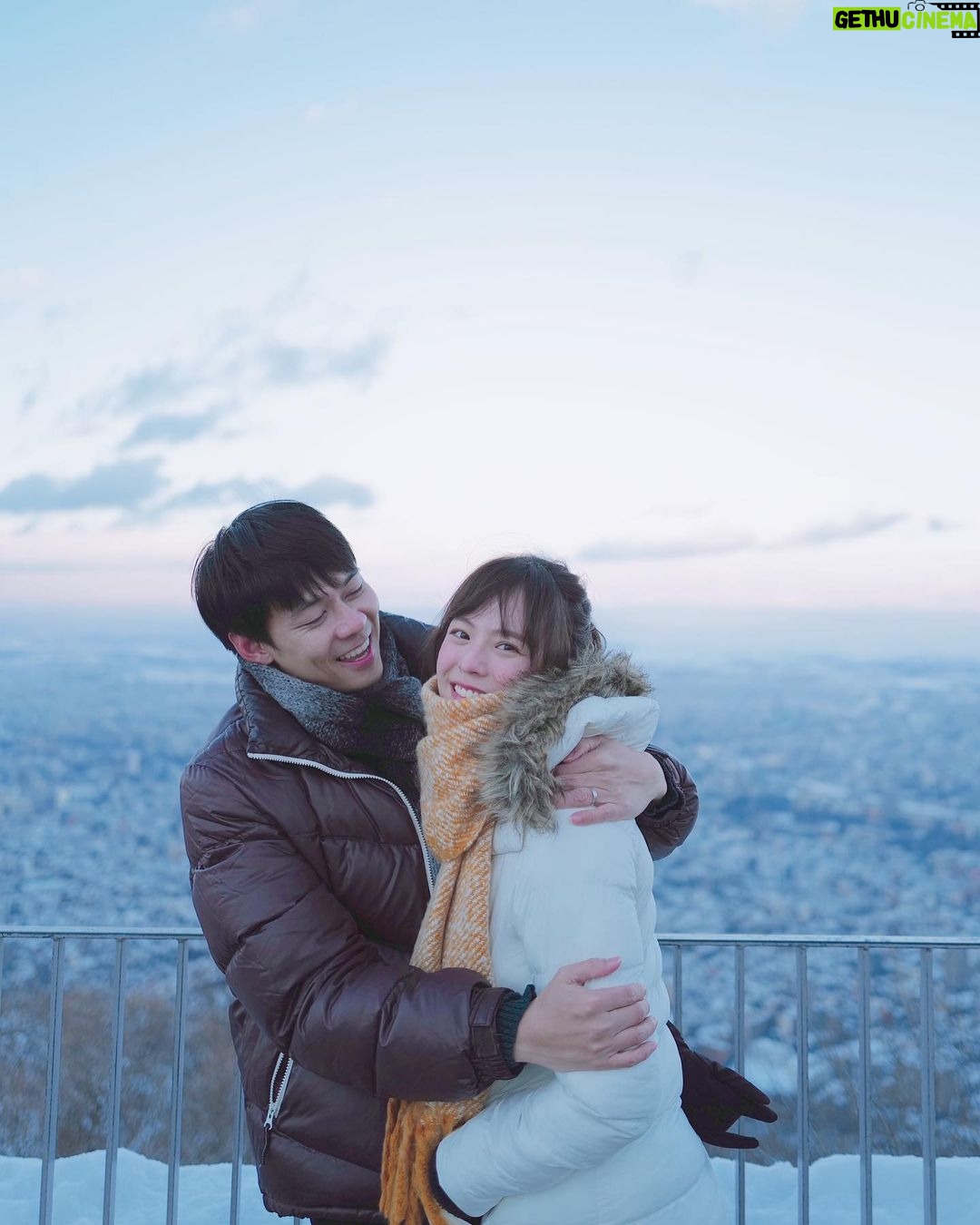 Ungsumalynn Sirapatsakmetha Instagram - ถึงอากาศจะติดลบ6องศา แต่แค่มองตาเธอทีไรหัวใจก็อุ๊นอุ่น🥰🔥 #DanPattieHoneymoon Mount Moiwa Ropeway