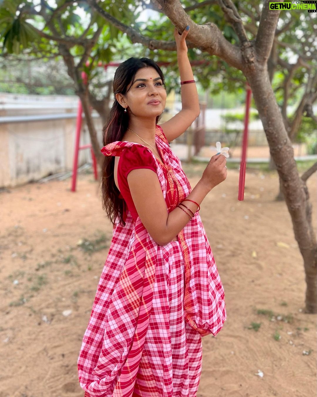 Upasana Rai Instagram - Strong like the monsoon winds, and gentle like the spring breeze, a Bengali girl carries the essence of her rich culture in every step she takes. . #bengaligirl #upasanarc #upasana #instadaily #culture #traditional #smile