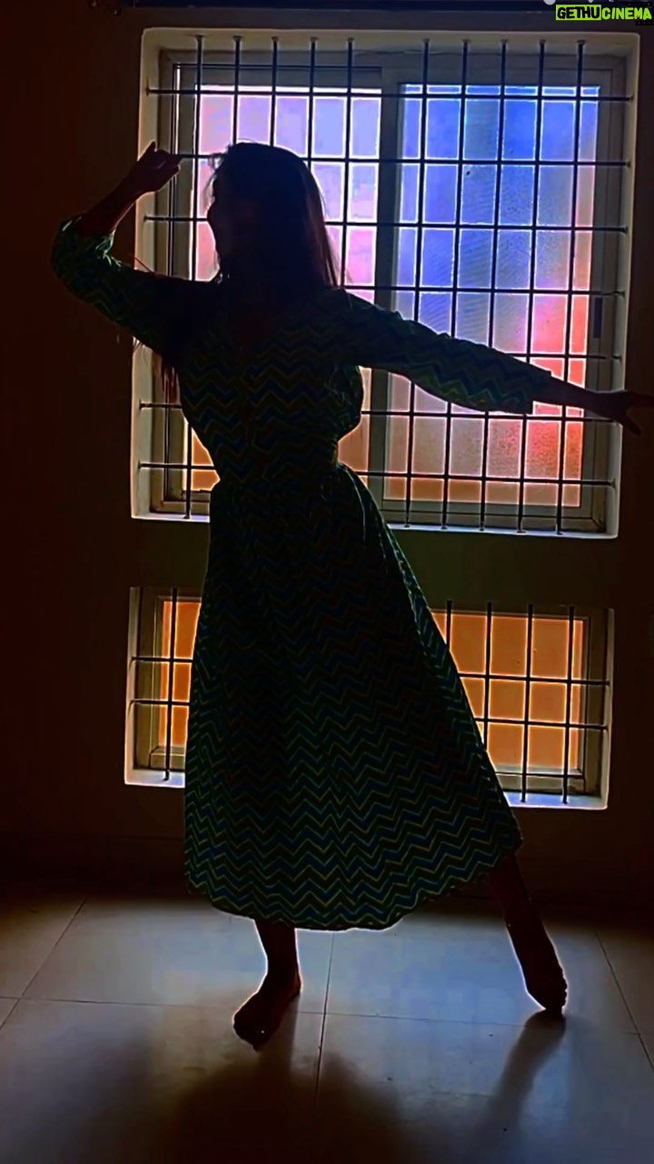 Upasana Rai Instagram - When silhouette can show dance form . #silhouette #dancereels #trendingnow #trendingsongs #trendingreels #trendingaudio #dance #dancechallenge #upasanarc #upasana #instagood #instagram #instadaily #instalike