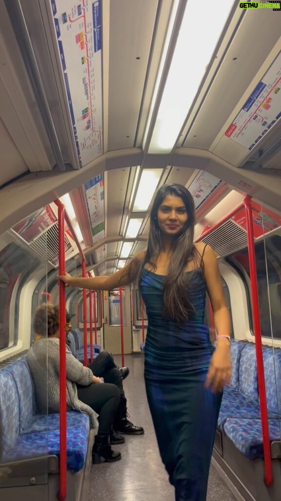 Upasana Rai Instagram - Empty London tube travel.. reel to banta hai . #upasanarc #upasana #traveldiaries #workmode #london #londontravel #reelitfeelit #reelkarofeelkaro #Indian #newyearsresolution #funny #styleblogger