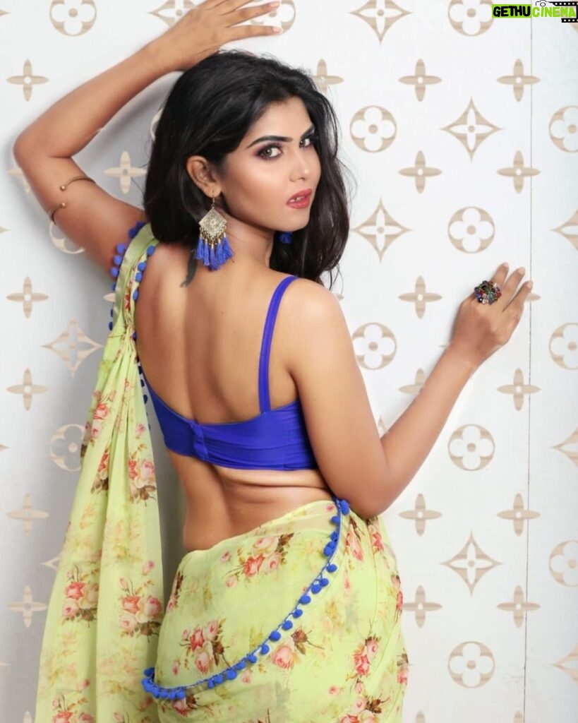Upasana Rai Instagram - In a saree, every curve tells a story of elegance and allure. . #saree #elegance #curve #curvefashion #sareelove #instagood #instadaily #upasana #upasanarc
