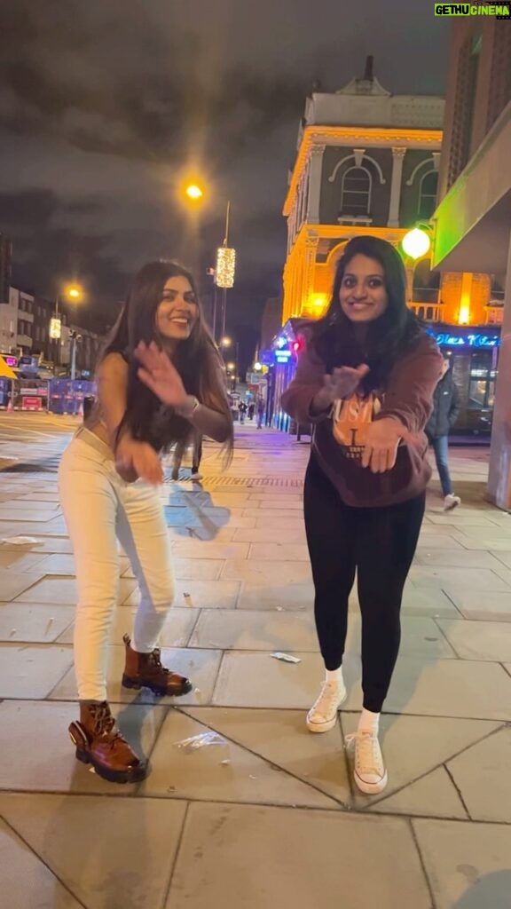 Upasana Rai Instagram - ❄️ 7🌡️Dancing through the memories.. Impromptu dance reel session on the London streets . #dance #dancereels #london #londonfashion #londonstreets #friendship #memories #upasana #upasanarc #funtimes #reelsinstagram