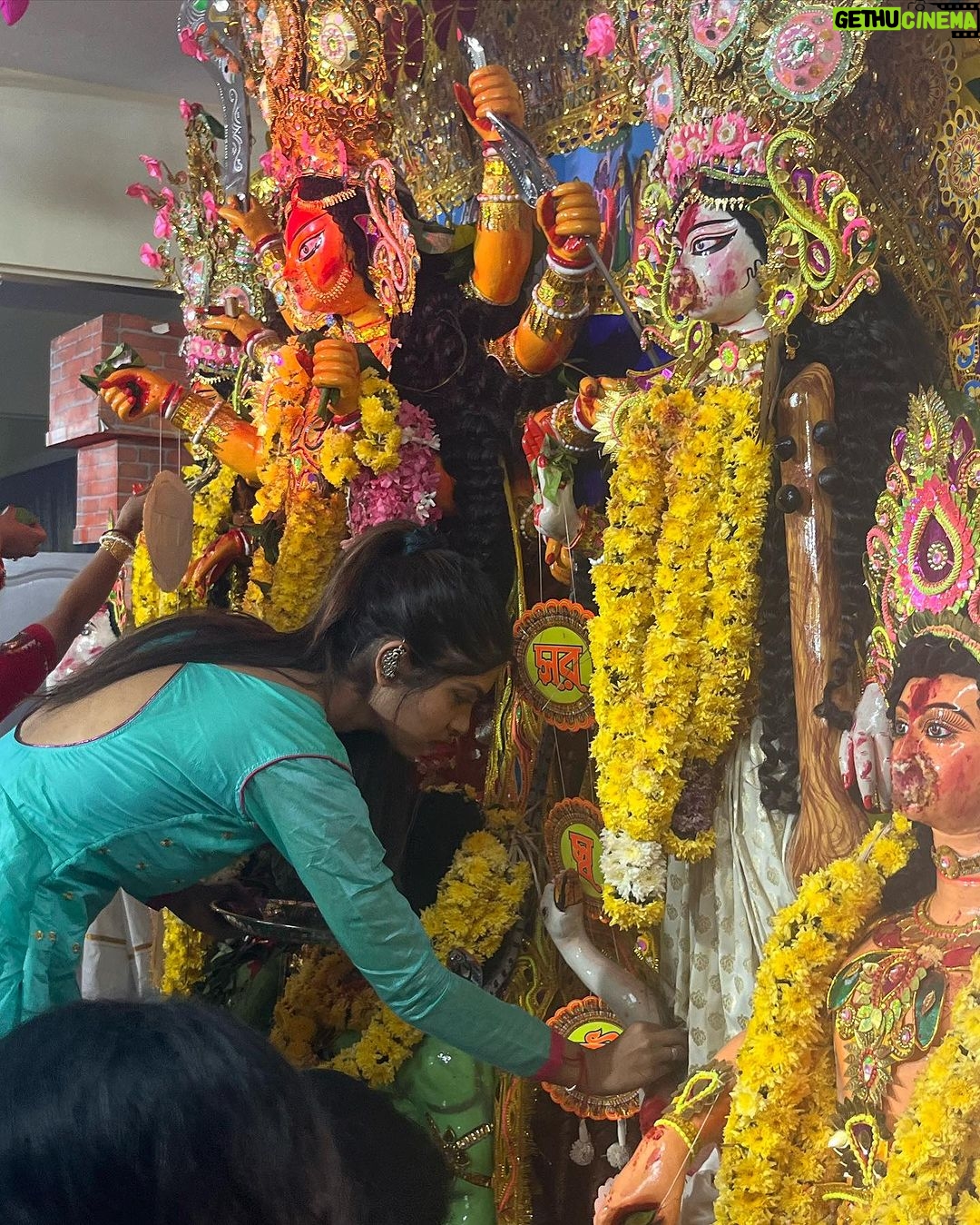 Upasana Rai Instagram - Vijaya dashmi.. Durga Maa boron..sindoor kela.. dhak& nasch..ASCHE BACHOR ABAR HOBE . #dashami #durgapuja #subhobijoya #sindoorkhela #aschebochorabarhobe #upasanarc #upasana #indian #indianfestival #festival