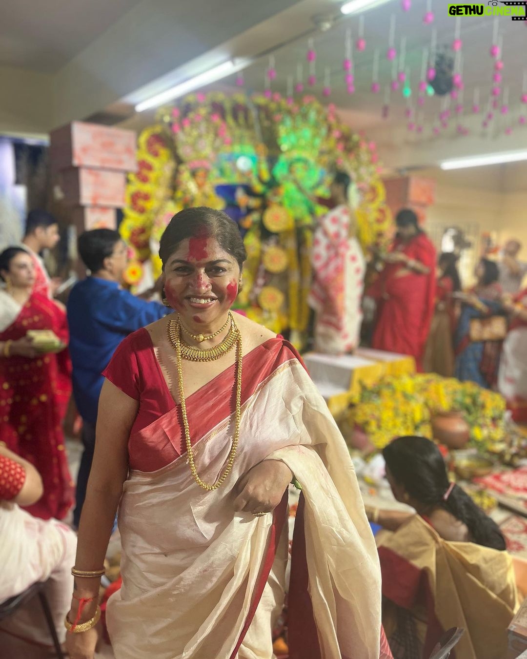 Upasana Rai Instagram - Vijaya dashmi.. Durga Maa boron..sindoor kela.. dhak& nasch..ASCHE BACHOR ABAR HOBE . #dashami #durgapuja #subhobijoya #sindoorkhela #aschebochorabarhobe #upasanarc #upasana #indian #indianfestival #festival