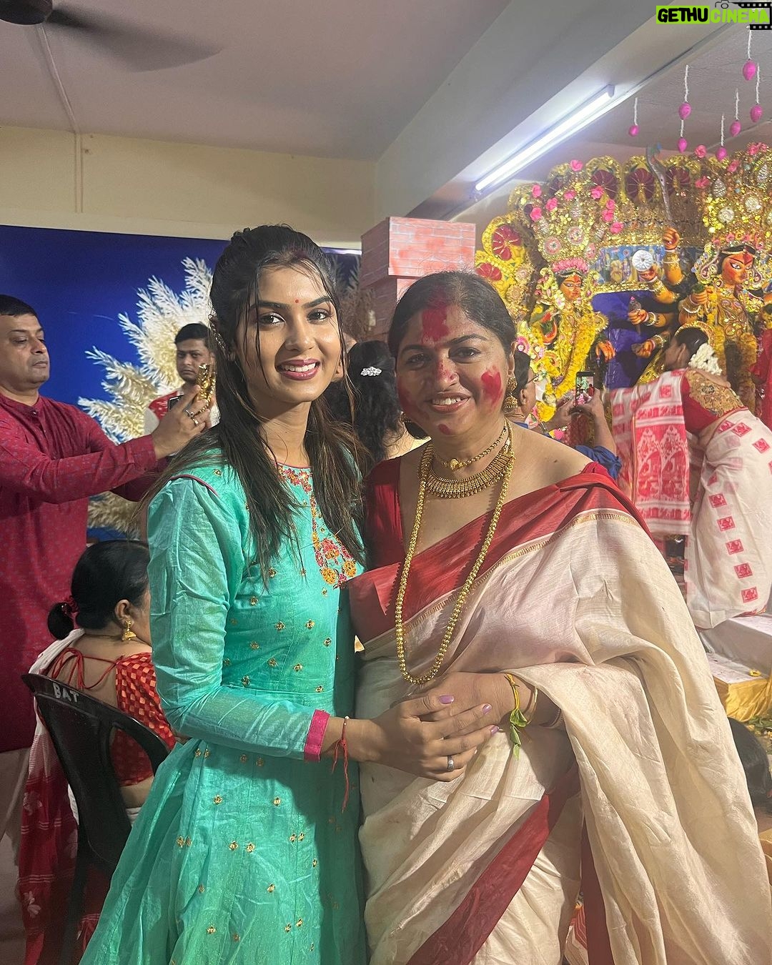 Upasana Rai Instagram - Vijaya dashmi.. Durga Maa boron..sindoor kela.. dhak& nasch..ASCHE BACHOR ABAR HOBE . #dashami #durgapuja #subhobijoya #sindoorkhela #aschebochorabarhobe #upasanarc #upasana #indian #indianfestival #festival