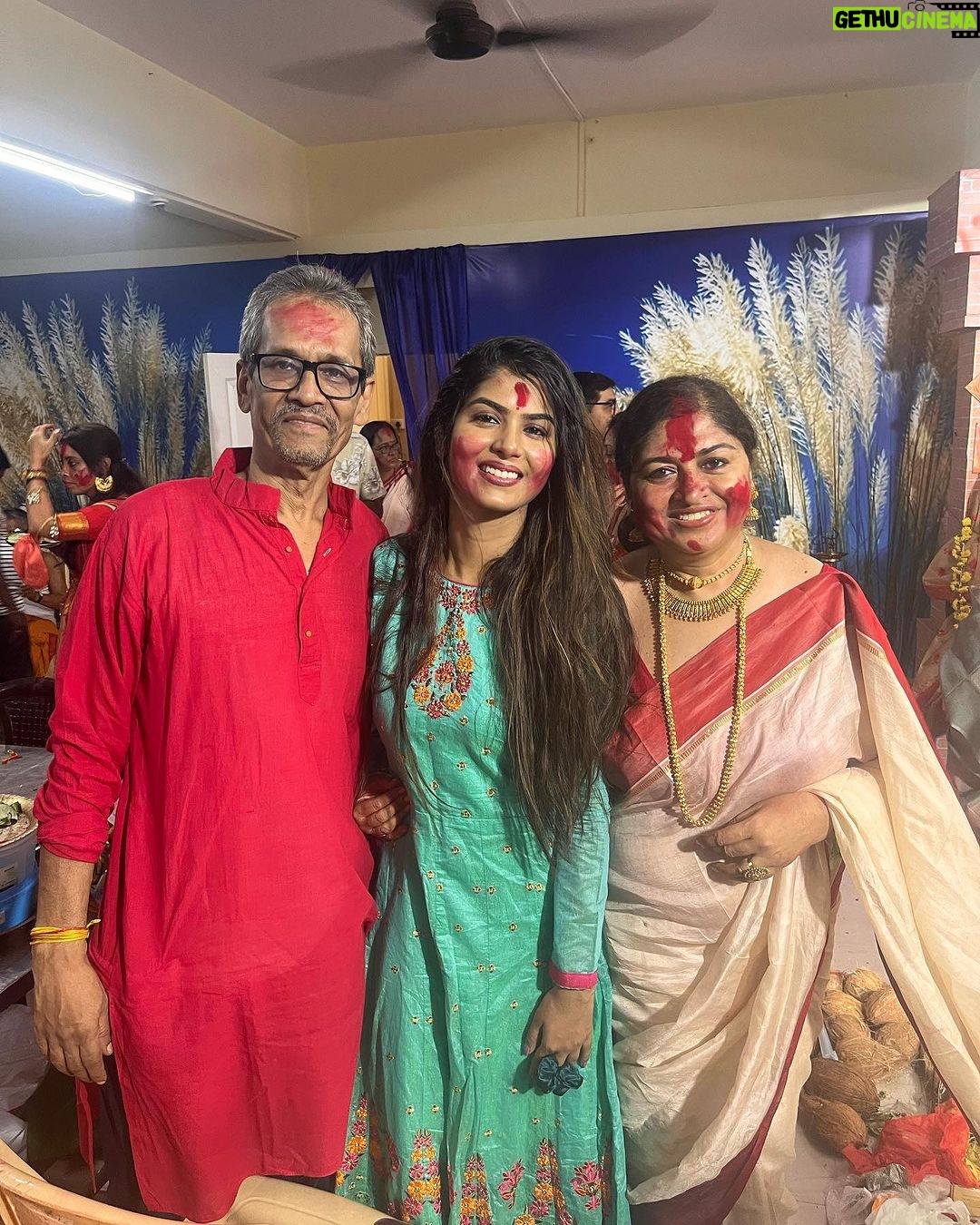 Upasana Rai Instagram - Vijaya dashmi.. Durga Maa boron..sindoor kela.. dhak& nasch..ASCHE BACHOR ABAR HOBE . #dashami #durgapuja #subhobijoya #sindoorkhela #aschebochorabarhobe #upasanarc #upasana #indian #indianfestival #festival