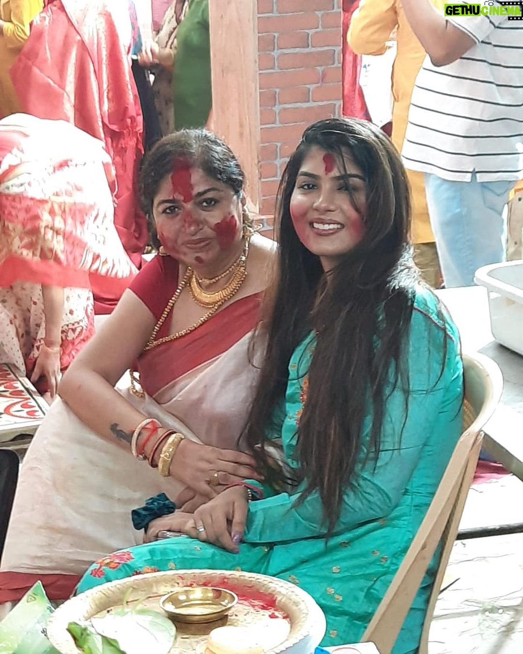 Upasana Rai Instagram - Vijaya dashmi.. Durga Maa boron..sindoor kela.. dhak& nasch..ASCHE BACHOR ABAR HOBE . #dashami #durgapuja #subhobijoya #sindoorkhela #aschebochorabarhobe #upasanarc #upasana #indian #indianfestival #festival