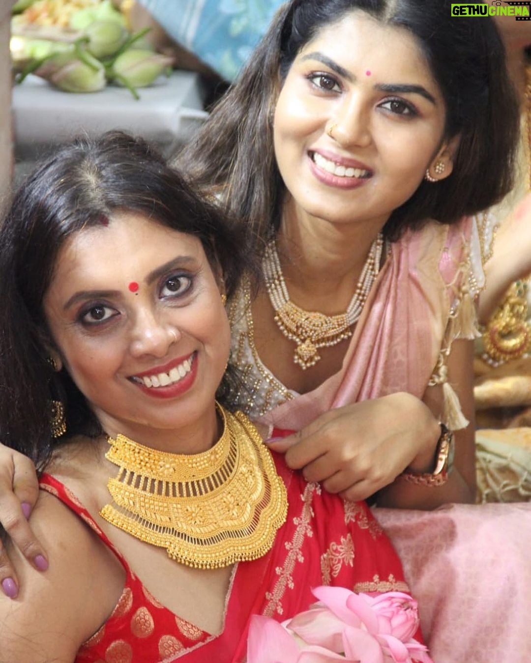 Upasana Rai Instagram - As the main ASTHAMI day dawns.. the morning of fast , prayers, anjoli off 100s of people came into picture as it well on a Sunday. . #upasanarc #upasana #durgapuja #durgapujo #duggadugga #festival #festivewear #ootd #indianwear #indianfashion #saree #sareelove