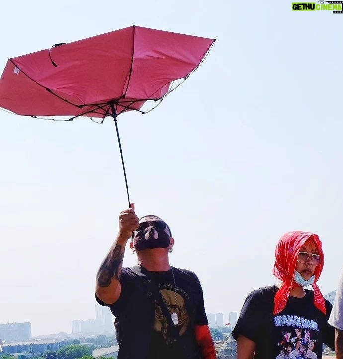 Upi Avianto Instagram - Saking minimnya foto shooting yang gue miliki, gue repost foto ini aja. Karena foto ini yang paling real mewakili keadaan gue di belakang layar tiap bikin film 😅. Sutradara foto sama kamera itu mainstream banget. Foto sama payung ambrol baru kelas! Sutradaranya gembel payungnya ambrol, mantab! 😎👌😁. Selamat hari film nasional to all my fellow filmmakers, producers, artists, dan penonton setia film Indonesia!