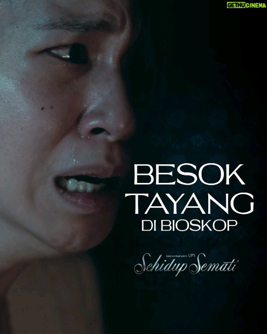 Upi Avianto Instagram - Malam hari, Renata mendengar suara perempuan di ruang kerja Edwin. Ia terguncang ingin mencari tahu, apa yang dilakukan perempuan itu bersama suaminya? BESOK! Film SEHIDUP SEMATI tayang di seluruh Bioskop Indonesia. @sehidupsematifilm #SehidupSemati