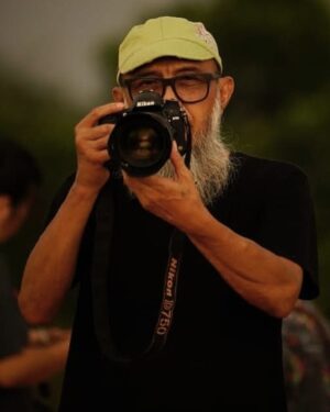 Upi Avianto Instagram - My heart still hurts 💔. 

Aku gak bisa berhenti berpikir apakah aku udah cukup membahagiakanmu.., apakah aku udah cukup jadi anak yang baik.., anak yang berbakti..

Membahagiakanmu selalu menjadi prioritas nomor satu dalam hidupku.. senyummu dan bahagiamu adalah bahagiaku yang utama..

Saat ini semua rasanya hampa.. kehilanganmu membuat duniaku runtuh..

Dada ini terus terasa sesak.. dan terus saja dipenuhi pertanyaan apakah aku sudah cukup membuatmu bahagia.. apakah udah cukup menjadi anak yang baik dan berbakti padamu..😭

Entah bagaimana aku bisa menyembuhkan diriku.. tapi saat ini biarlah aku larut dalam perpisahan ini.. hingga aku benar-benar ikhlas nanti..

Satu-satunya hal yang meringankan sakit ini.. bahwa kini Papa sudah bersama-sama kembali dengan the love of your life; Mama.

I miss you so much, Pa.. Tidak ada lagi orang yang akan memuji masakanku meski sebenernya rasanya gak enak. 

Papa orang baik, aku cinta sekali padamu 💔. Till we meet again.
