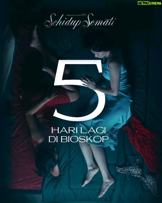 Upi Avianto Instagram - Duet acting memukau @laurabas & @asmaraabigail yang belum pernah ada di film sebelumnya bisa kamu saksikan LIMA HARI LAGI di film SEHIDUP SEMATI. Ajak bestie kamu ke Bioskop. Film SEHIDUP SEMATI tayang mulai 11 Januari 2024. @sehidupsematifilm #SehidupSemati