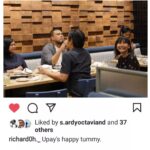 Upi Avianto Instagram - Kokoh sayang.... 🥺. Semalam dari rumah duka aku mengenang lagi semua kebersamaan kita. Aku ambil beberapa foto dari IG Kokoh berikut captionnya buat aku kenang. Membaca caption Kokoh itu seperti bernada dengan suara Kokoh yang loud dan kocak. Kokoh adalah sahabat yang selalu siap mendengar segala keluh kesah kita, supporter terbaik untuk apapun yang kita kerjakan, dan teman diskusi yang asik tapi kadang juga ngeselin. Reading Room Cafe akan selalu jadi memori terindah kebersamaan kita. Tempat itu pernah jadi rumah keduaku. Aku tau Kokoh pasti akan ngomel kalo tau aku terus menangis sepulangnya dari rumah duka hingga saat ini.. karena aku tau Kokoh pasti gak suka orang sedih karena Kokoh. "NGAPAIN LAH KAU MENANGIS TERUS?" pasti begitu kira-kira yang Kokoh akan bilang. Kokoh sayang.. semoga di atas sana Kokoh masih dibolehin main drone dan aku akan melambai-lambaikan tanganku dari bawah sini. Dan kalo Kokoh ketemu Papaku di sana, please jangan diajak debat 😑. Rest in love Kokohku sayang. Aku sangat sangat sangat kehilanganmu 😭❤. @richard0h._