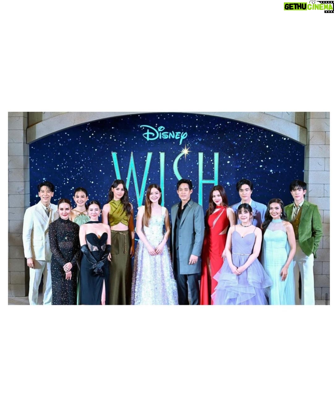 Urassaya Sperbund Instagram - หนังเรื่องนี้จะเติมแรงบันดาลใจให้คุณมีไฟอีกครั้ง ไปดูกันในโรงภาพยนตร์เยอะๆนะคะ 🌟 Disney’s Wish #พรมหัศจรรย์ ภาพยนตร์แอนิเมชั่นฟอร์มยักษ์ส่งท้ายปี โดยผู้กำกับชาวไทย พี่ฝน วีระสุนทร แฟนๆ ทุกคนมาสนับสนุนความภาคภูมิใจของคนไทย พร้อมร่วมเฉลิมฉลองดิสนีย์ครบรอบ 100 ปีด้วยกัน วันพฤหัสนี้ ชวนคนที่คุณรักไปดูกันในโรงภาพยนตร์นะคะ #WishTH ขอบคุณ cr ทุกรูปนะคะ 🫶🏼🙏🏻