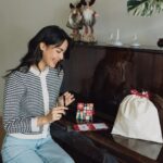 Urassaya Sperbund Instagram – เทศกาลแห่งความสุขมาถึงแล้ว! 🎅🏼
มาส่งความสุขไปกับ @Uniqlothailand กันนะคะ ; )

ใครที่หาไอเดียของขวัญอยู่ ญ่าแนะนำ Uniqlo Gift Card ของขวัญที่ผู้รับต้องถูกใจแน่นอน! 
 
พิเศษในเดือนนี้ ซื้อ Giftcard รับฟรีซองการ์ดสุด Festive🎄 น่ารักมาก 
และเค้ายังมี Gift Bag 🎁 ถุงผ้าที่เก๋มาก เพราะคนรับสามารถนำไปใช้งานต่อได้ด้วยค่ะ 

Ps. ลุคที่ญ่าใส่วันนี้คือ Knitted Short Jacket กับ Wide straight jeans it’s very cute! 

#UniqloThailand #พบความสุขเล็กๆได้ในทุกวัน 
#FindJoyinTheEveryday