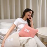 Urassaya Sperbund Instagram - สัมผัสความนุ่ม ฟินและสบายได้แบบนี้ กับ Arigato Gift จาก @Uniqlothailand 🎁🎉  กลับมาอีกครั้งกับช่วงเวลาสุดพิเศษ UNIQLO ARIGATO FESTIVAL เทศกาลขอบคุณที่จัดขึ้นมาเพื่อส่งคำขอบคุณให้กับทุกๆคน มีของขวัญสุดพิเศษ หมอนผ้าห่ม Foldable Pillow Blanket ใบนี้น่ารักมาก ทำมาจากผ้า Fleece นุ่มมาก เมื่อช้อปครบ 3,500 บาทก็รับไปเลย ตั้งแต่ 24 พ.ย. 66- 30 พ.ย. 66 เท่านั้นนะคะ  #UniqloThailand #UNIQLOARIGATOFESTIVAL #ขอบคุณที่ให้ยูนิโคล่เป็นส่วนหนึ่งของชีวิตคุณ