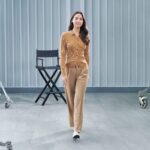 Urassaya Sperbund Instagram - สำหรับญ่า ทุกการทำงานต้องมี Global Mindset เพื่อจะนำเสนอสิ่งใหม่ๆ และพร้อม Challenge ทุกบทบาทที่ได้รับ ให้เราได้พัฒนาตัวเองให้ทุกอย่างที่ทำออกมาสมบูรณ์แบบที่สุด และในทุกวันของญ่าก็มียูนิโคล่ที่คอยมาซัพพอร์ทเติมเต็มทั้งการทำงานรวมไปถึงการใช้ชีวิต เพราะไม่ว่าจะบทบาทหรือหน้าที่ไหน ยูนิโคล่ ก็ตอบโจทย์ไลฟ์สไตล์ของญ่าได้หมด ด้วยเทคโนโลยีที่ดีและคุณภาพระดับเวิลด์คลาสทำให้ญ่าก้าวไปข้างหน้าได้ในทุกๆ วันค่ะ ถ้าใครอยากสัมผัสประสบการณ์ระดับเวิลด์คลาส ญ่าบอกเลยว่าต้องมาที่ยูนิโคล่สาขาเซ็นทรัลเวิลด์ ที่ปรับโฉมใหม่และจะกลับมาเปิดในวันที่ 28 กันยายน 2566 นี้ บอกเลยว่ามีไอเทมมากมายตอบโจทย์การใช้ชีวิตทุกๆ คนแน่นอนค่ะ #UniqloThailand #UniqloCentralWorld #CelebratingWorldClassYourTimeIsNow
