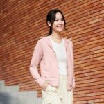 Urassaya Sperbund Instagram - แม้ต้องเจอแดด ☀️ ญ่าก็ไม่กังวล เพราะญ่ามีเสื้อกันยูวี @UniqloThailand ที่ช่วยปกป้องญ่าจากยูวีทันทีที่ใส่ใน 1 วิ ได้มากกว่า 90% และด้วยผ้าแอริซึ่มตาข่ายที่ช่วยระบายอากาศได้ดี ให้ญ่ารู้สึกเย็นสบายผิวได้ตลอดวัน แนะนำเลยค่ะ เพราะใส่แล้ว #สบายทุกที่กันยูวีทุกวัน 🛒 ช้อปได้แล้ววันนี้ที่ร้านยูนิโคล่ทุกสาขาและออนไลน์สโตร์ มีหลายสีให้เลือกเลยนะคะ! #UniqloUVProtection #เสื้อกันยูวี