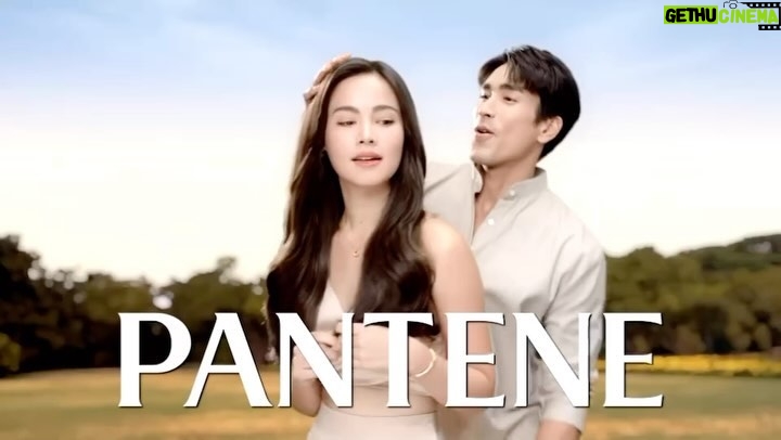 Urassaya Sperbund Instagram - PANTENE คู่แท้ผมเงาพลิ้วเด้งสวย 🤍✨ เพราะใช้แชมพูเพียงอย่างเดียวไม่พอ ใช้แชมพูคู่ครีมนวดเพื่อการฟื้นบำรุงผมมากขึ้นถึง 10 เท่า* #PANTENEคู่แท้ผมเงาพลิ้วเด้งสวย *เมื่อเทียบกับการใช้แชมพูเพียงอย่างเดียว