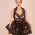 Urfi Javed Instagram - I could literally wear this to a red carpet event not kidding Also the og dustbin bag outfit I made in big boss was inspired by @komalpandeyofficial ! Keep inspiring ❤️ 📸 @sk_.click Hair @manishamhatre_29 Outfit assistants @rakhilandge08 @pallavi.sakhare.581