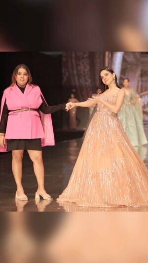 Urfi Javed Instagram - So here is my first ever Ramp walk for @labelarshisinghal with designer @arshisinghal_official at GICW 3.0 ❤️

Managed by @sannjuu 
📸 @harrymalik__photography__