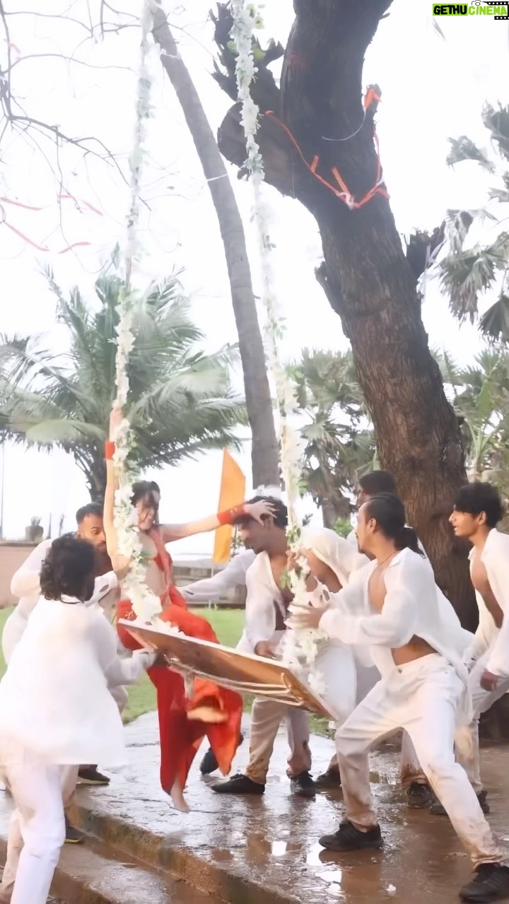 Urfi Javed Instagram - Ye toh sach ka Haye Haye ho Gaya tha ! Bts !! #hayehayeyehmajboori @saregama_official