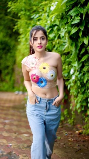 Urfi Javed Instagram - 💐 🌸 🌺 
Hair @geetajaiswal422_ 
📸 @sk_click_a_world