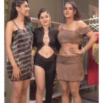 Urfi Javed Instagram - Had so much fun shooting, and styling these two pretty ladies @eishasingh and @kavyathapar20 All the best for your movie! I know you guys will rock it, just the way you rocked this middle-class look😎 Watch #MiddleClassLove in cinemas on 16th September 2022. @ratnabsinha @anubhavsinhaa @pritkamani #ManojPahwa @realhimesh @dhrubdubey @sagarrshirgaonkar @benarasmediaworks @zeestudiosofficial
