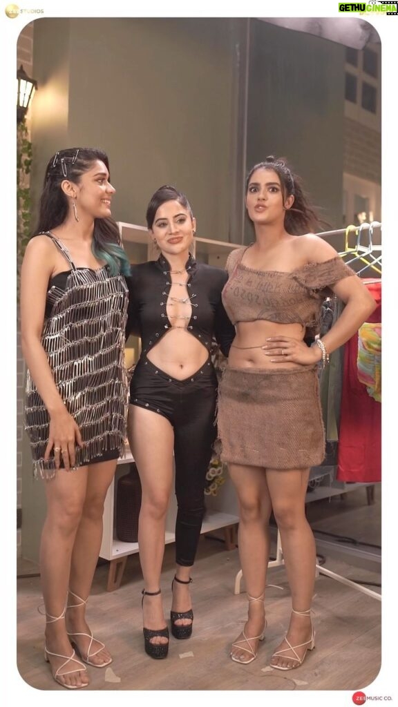 Urfi Javed Instagram - Had so much fun shooting, and styling these two pretty ladies @eishasingh and @kavyathapar20 All the best for your movie! I know you guys will rock it, just the way you rocked this middle-class look😎 Watch #MiddleClassLove in cinemas on 16th September 2022. @ratnabsinha @anubhavsinhaa @pritkamani #ManojPahwa @realhimesh @dhrubdubey @sagarrshirgaonkar @benarasmediaworks @zeestudiosofficial
