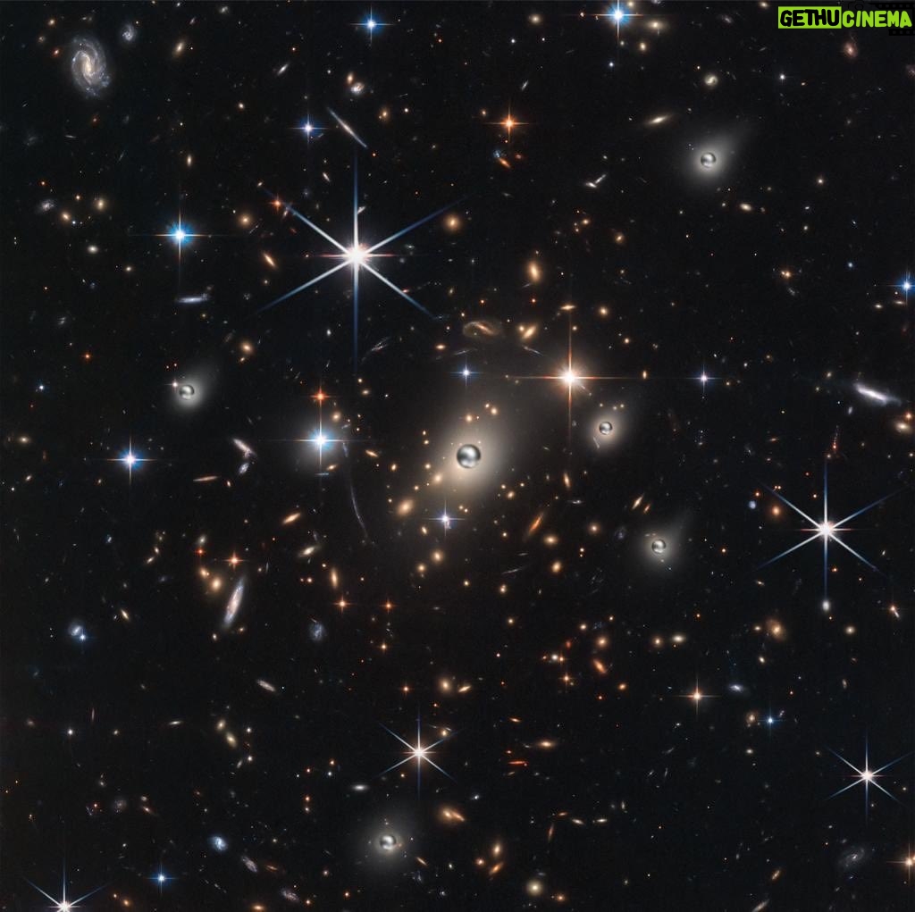 Urfi Javed Instagram - Wow! The galaxy has always mesmerized me with its beauty. I am convinced to design my next outfit based on this viral image of the galaxy of dancing stars. To see what I have in mind, stay tuned!- #JDJ10