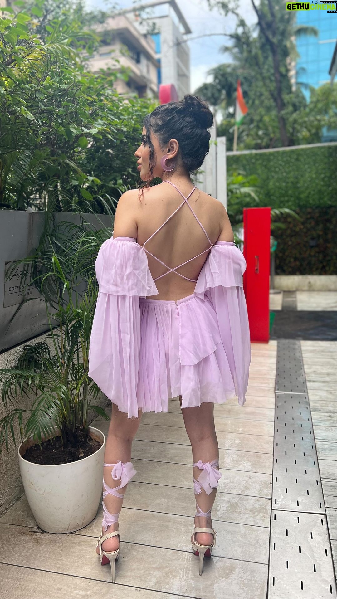 Urfi Javed Instagram - Studies show that 100% of the women who are unmatried donβt have a husband . πππ Outfit @shwetaswardrobe @urf7i Hair @geetajaiswal422_ π @jlwaofficial