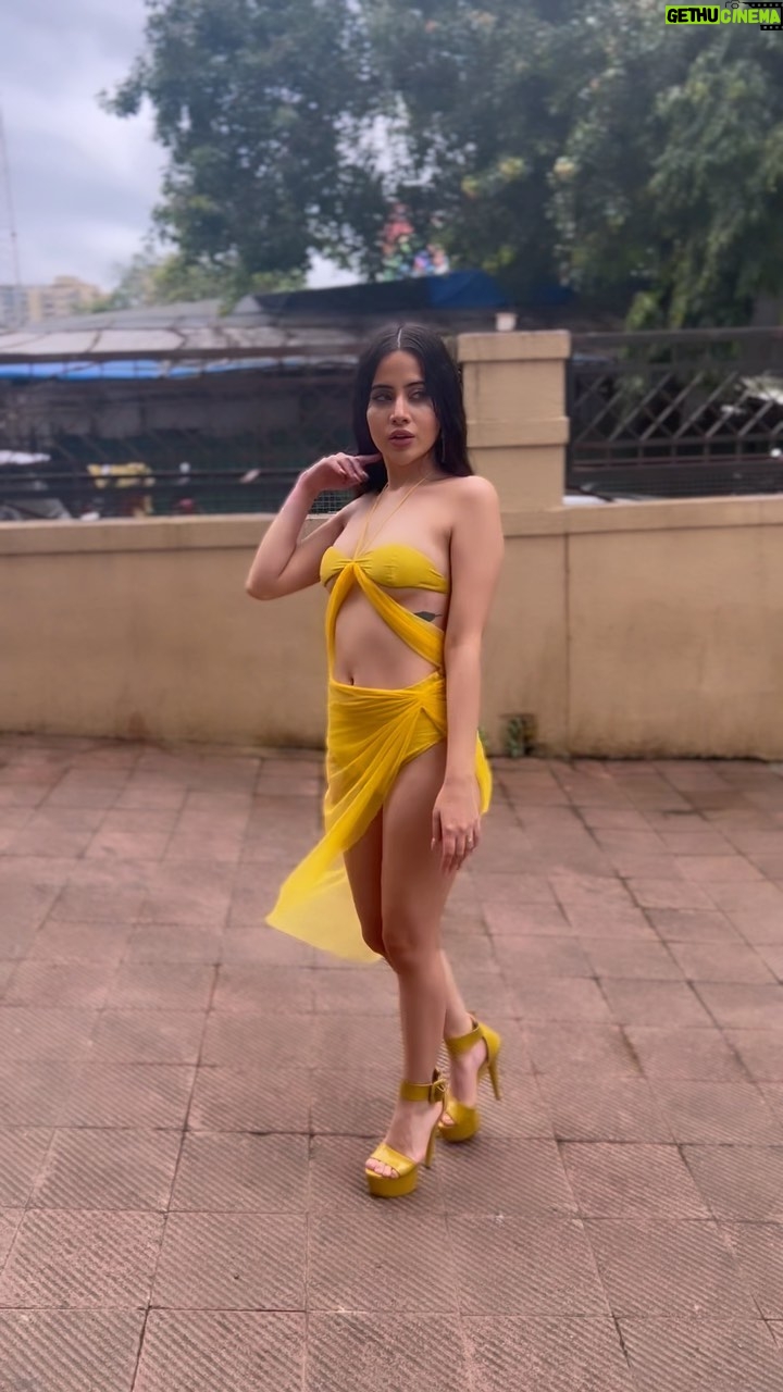 Urfi Javed Instagram - What is this obnoxious way of dressing up Uorfi ? 📍 @experiencebarrel