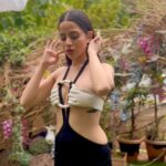 Urfi Javed Instagram - Isse peeche mera hi hath hai Outfit @shwetasrii @shwetaswardrobe Hair @geetajaiswal422_ Make up meee