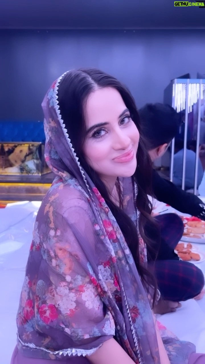 Urfi Javed Instagram - I don’t know why I uploaded this but I am in love with this song ! Those who haven’t go listen to CHANDNI RAAT by Ali sethi asap and thank me later ! Also this is a very very rare sight ! I’m not getting married unless this song is played at my wedding ! Period