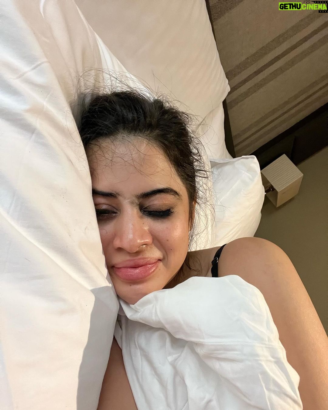Urfi Javed Instagram - Hi guys I’m not dead , just spreading awareness about hangovers . When you’re drinking , you feel so alive , the next day , you feel dead 💀 but you don’t really die . Sorry the dead ain’t deading