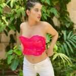 Urfi Javed Instagram - So I took puc fabric ( which is basically like plastic ) Melted the sides and the boobs part (to make it fit on me) and attached some braided threads on it and my corset puc top is ready 💖💖 Hair @geetajaiswal422_ Make up meee Outfit meeee 📍 @amethhyyst