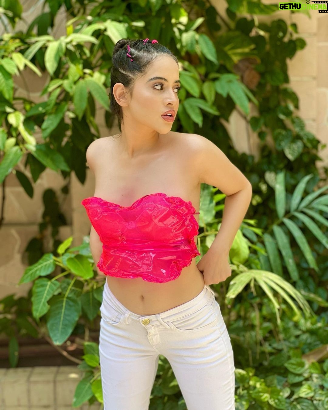 Urfi Javed Instagram - So I took puc fabric ( which is basically like plastic ) Melted the sides and the boobs part (to make it fit on me) and attached some braided threads on it and my corset puc top is ready šš Hair @geetajaiswal422_ Make up meee Outfit meeee š @amethhyyst