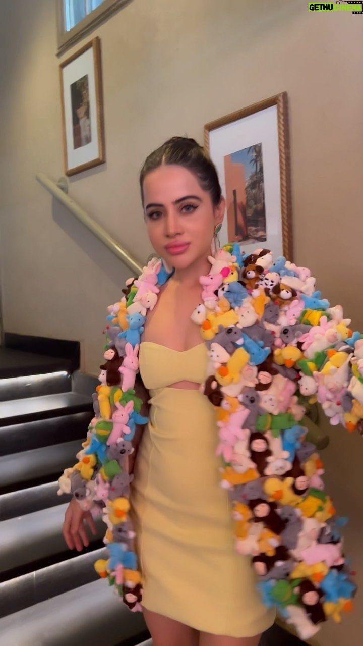 Urfi Javed Instagram - Gucci ta belt Uorfi ki jacket 🧥