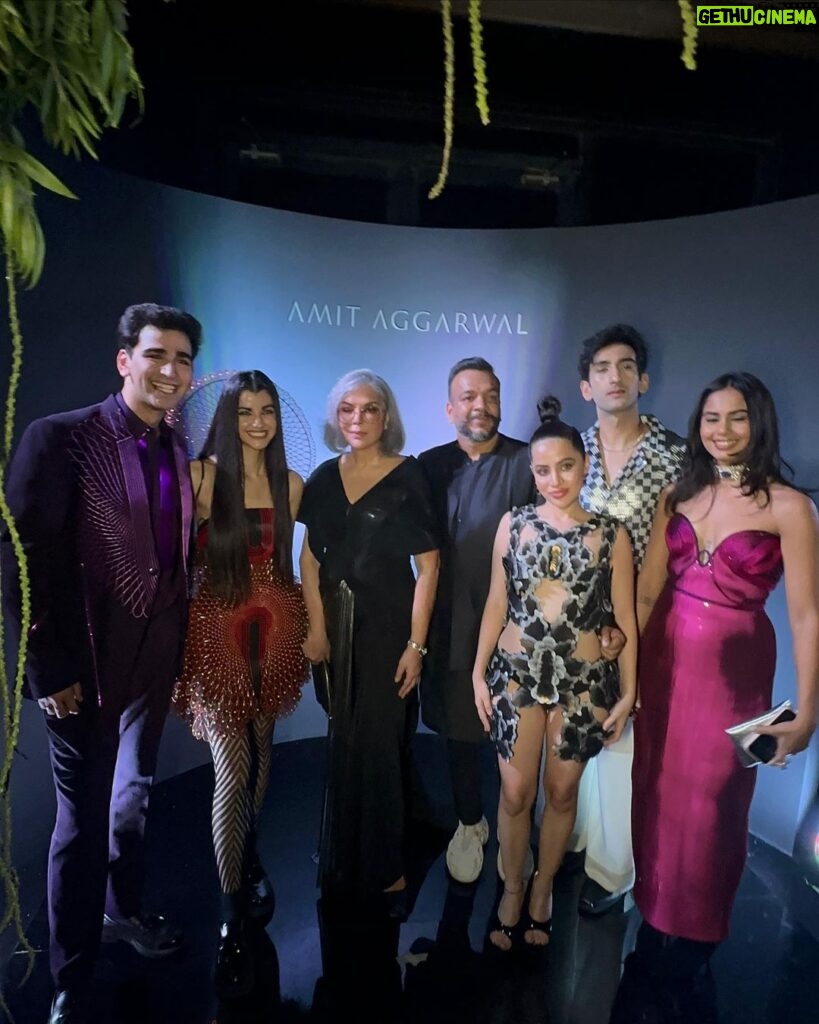 Urfi Javed Instagram - What an amazing night and this amazing dress ❤️ Confidence @amitaggarwalofficial on your new store ! You’re simple the best ! Swipe to see the the new ‘class’ cast member and the inspiration behind the dress 📸 @harrymalik__photography__ 💄 @katariarahul811