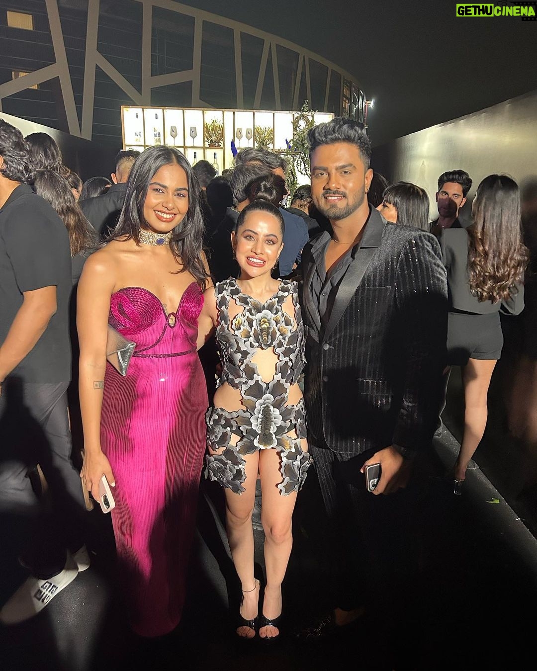 Urfi Javed Instagram - What an amazing night and this amazing dress ❤️ Confidence @amitaggarwalofficial on your new store ! You’re simple the best ! Swipe to see the the new ‘class’ cast member and the inspiration behind the dress 📸 @harrymalik__photography__ 💄 @katariarahul811